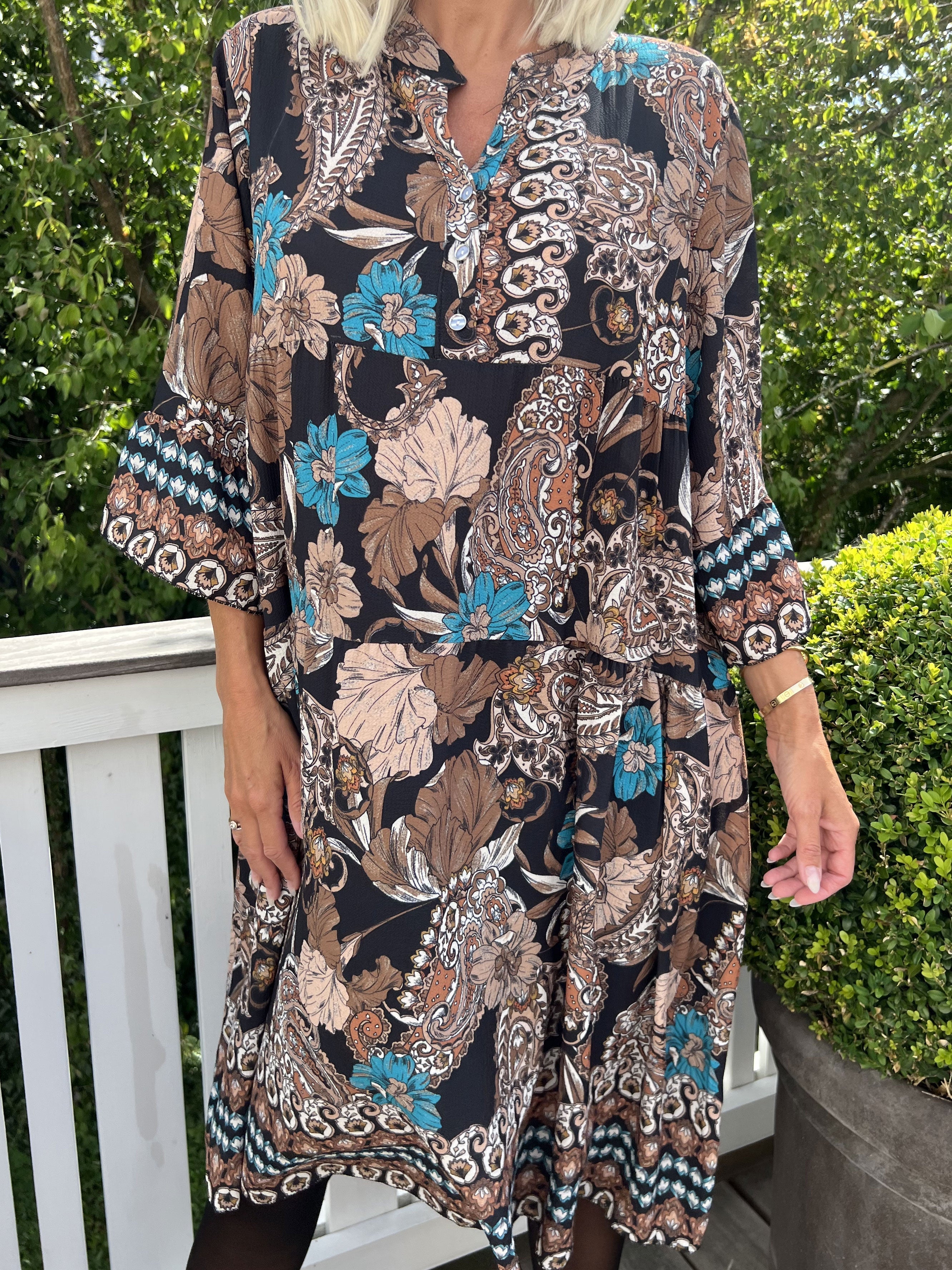 Mie - Mönstrad klänning med knappar på bröstet - Navy